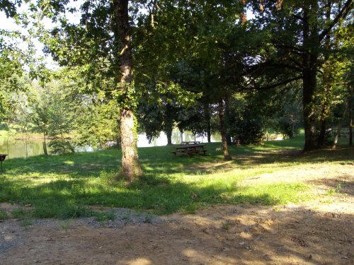 Le puit et le barbecue de Nadine et Georges MACARY&nbsp;&agrave; Conc&egrave;ze  Etang priv&eacute; de 0,90 ha pour la p&ecirc;che situ&eacute; a moins d'un km du g&icirc;te de Leycuras