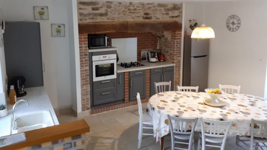 La cuisine comporte 1 gazinière 4 feux avec four, 1 frigo avec compartiment congélation, 1 hotte aspirante, 1 poêle à bois ( bois fourni ), 1 bahut, 1 table avec 8 chaises, un micro onde et un lave vaisselle, toute la vaisselle et ustensiles de cuisine pour 8 personnes : cafetière électrique, cocotte minute, service à raclette, faitout, grille-pain, planche à repasser avec fer....)